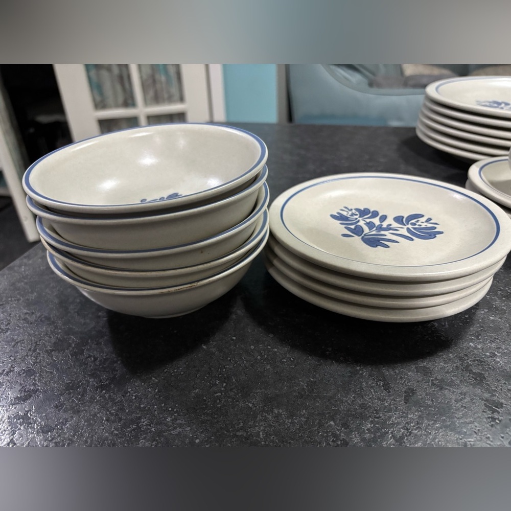 5x bowls and 4x side plates vintage Pfaltzgraff Yorktowne